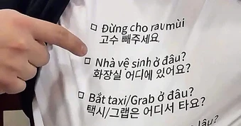 Đi ăn nhà hàng Việt Nam, khách Hàn lộ áo phiên dịch song ngữ gây sốt