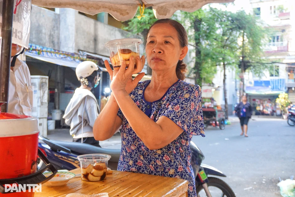 Đi ăn "bánh flan chửi" ở TPHCM, khách bất ngờ với cách xưng hô của chủ quán Đi ăn "bánh flan chửi" ở TPHCM, khách bất ngờ với cách xưng hô của chủ quán
