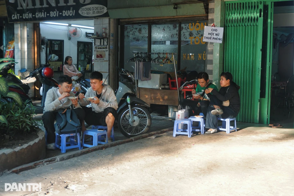 Đi ăn "bánh flan chửi" ở TPHCM, khách bất ngờ với cách xưng hô của chủ quán Đi ăn "bánh flan chửi" ở TPHCM, khách bất ngờ với cách xưng hô của chủ quán