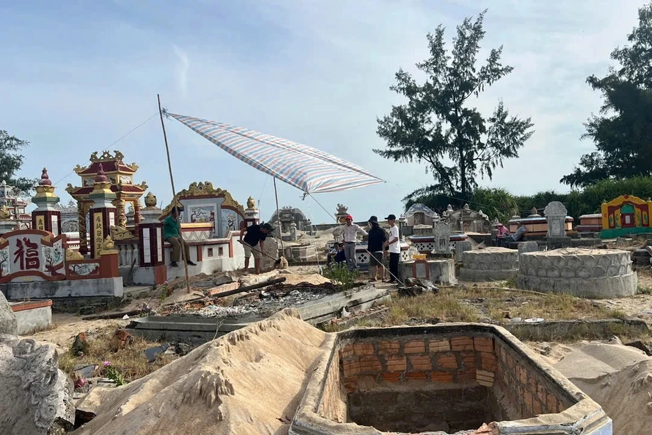 Di dời hơn 1.800 ngôi mộ làm công viên bên cầu vượt cửa biển Thuận An Di dời hơn 1.800 ngôi mộ làm công viên bên cầu vượt cửa biển Thuận An