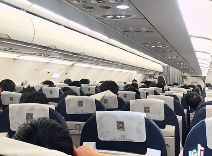 Đi du lịch nghỉ lễ, cô gái bay về Nội Bài bất ngờ hạ cánh ở Trung Quốc Đi du lịch nghỉ lễ, cô gái bay về Nội Bài bất ngờ hạ cánh ở Trung Quốc