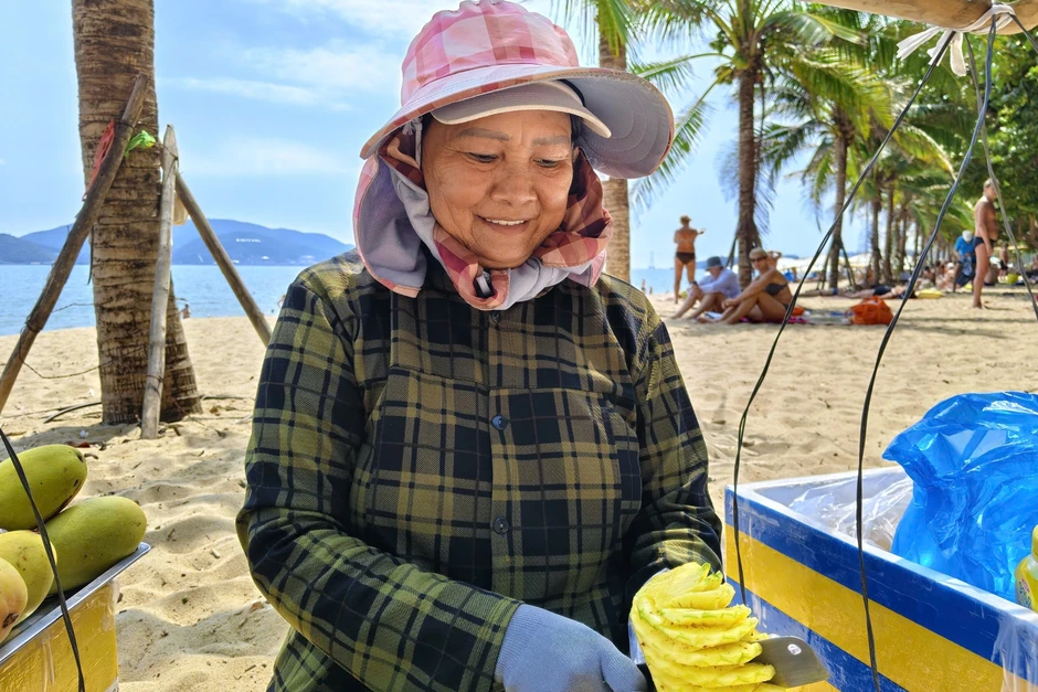 Dì Mai hát tiếng Anh nổi tiếng thế giới: Bán trái cây nuôi 2 con đại học Dì Mai hát tiếng Anh nổi tiếng thế giới: Bán trái cây nuôi 2 con đại học