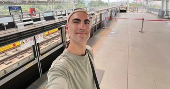 Đi metro ở TPHCM, khách Tây thích thú vì một điểm “khác biệt”