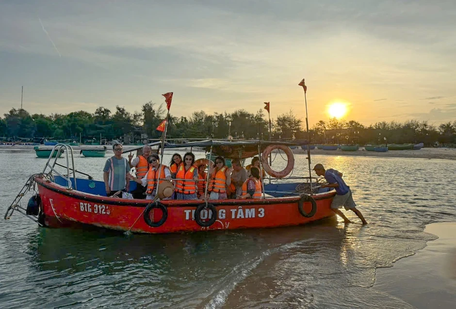 Dịch vụ ca nô đưa khách ra hải đăng Kê Gà tạm dừng, nhiều tour bị hủy