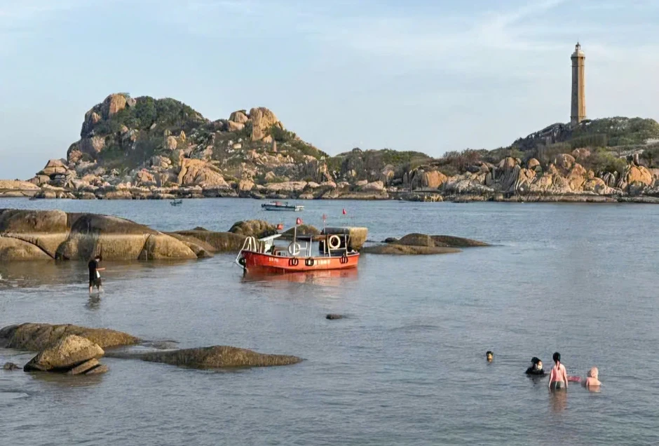Dịch vụ ca nô đưa khách ra hải đăng Kê Gà tạm dừng, nhiều tour bị hủy