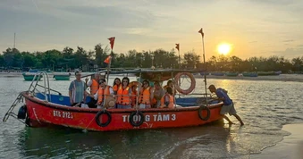 Dịch vụ ca nô đưa khách ra hải đăng Kê Gà tạm dừng, nhiều tour bị hủy