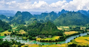 Điểm đến đẹp nhất Việt Nam với thác Bản Giốc và núi Mắt Thần