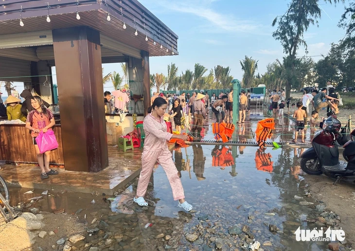 Điểm tắm nước ngọt ở biển Cửa Lò quá tải, du khách chen chúc Điểm tắm nước ngọt ở biển Cửa Lò quá tải, du khách chen chúc