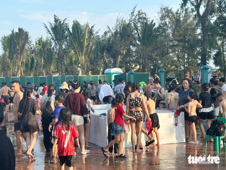 Điểm tắm nước ngọt ở biển Cửa Lò quá tải, du khách chen chúc Điểm tắm nước ngọt ở biển Cửa Lò quá tải, du khách chen chúc