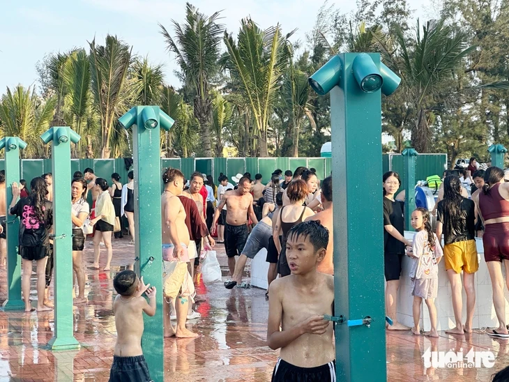 Điểm tắm nước ngọt ở biển Cửa Lò quá tải, du khách chen chúc Điểm tắm nước ngọt ở biển Cửa Lò quá tải, du khách chen chúc