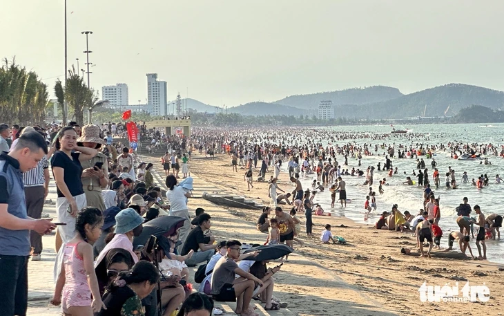Điểm tắm nước ngọt ở biển Cửa Lò quá tải, du khách chen chúc Điểm tắm nước ngọt ở biển Cửa Lò quá tải, du khách chen chúc