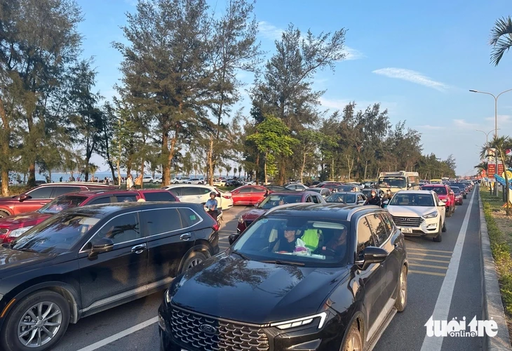Điểm tắm nước ngọt ở biển Cửa Lò quá tải, du khách chen chúc Điểm tắm nước ngọt ở biển Cửa Lò quá tải, du khách chen chúc