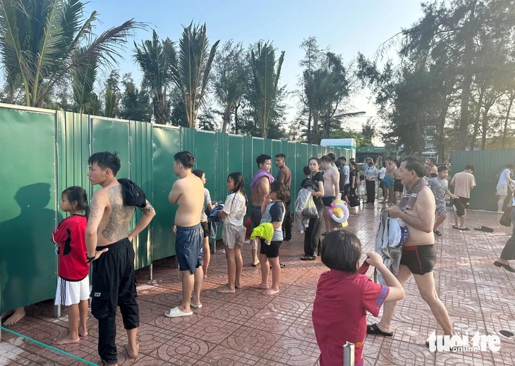 Điểm tắm nước ngọt ở biển Cửa Lò quá tải, du khách chen chúc Điểm tắm nước ngọt ở biển Cửa Lò quá tải, du khách chen chúc