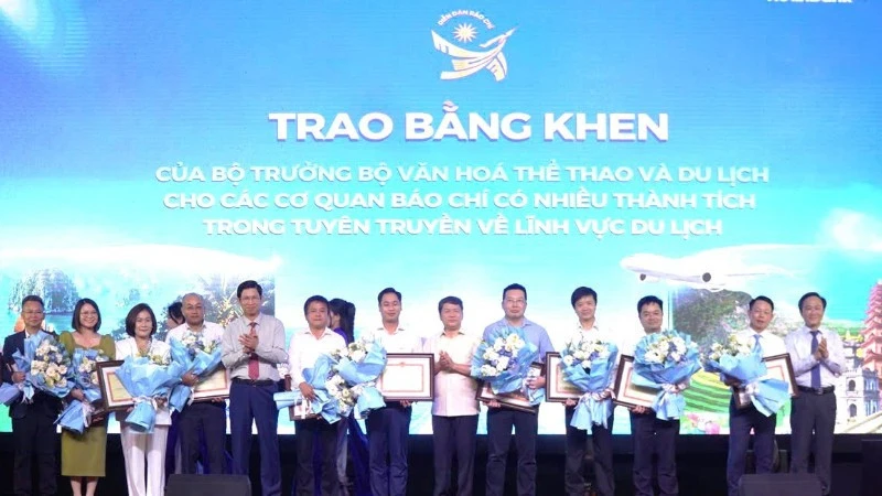 Diễn đàn vai trò của báo chí trong việc thúc đẩy ngành kinh tế du lịch tại Việt Nam Diễn đàn vai trò của báo chí trong việc thúc đẩy ngành kinh tế du lịch tại Việt Nam