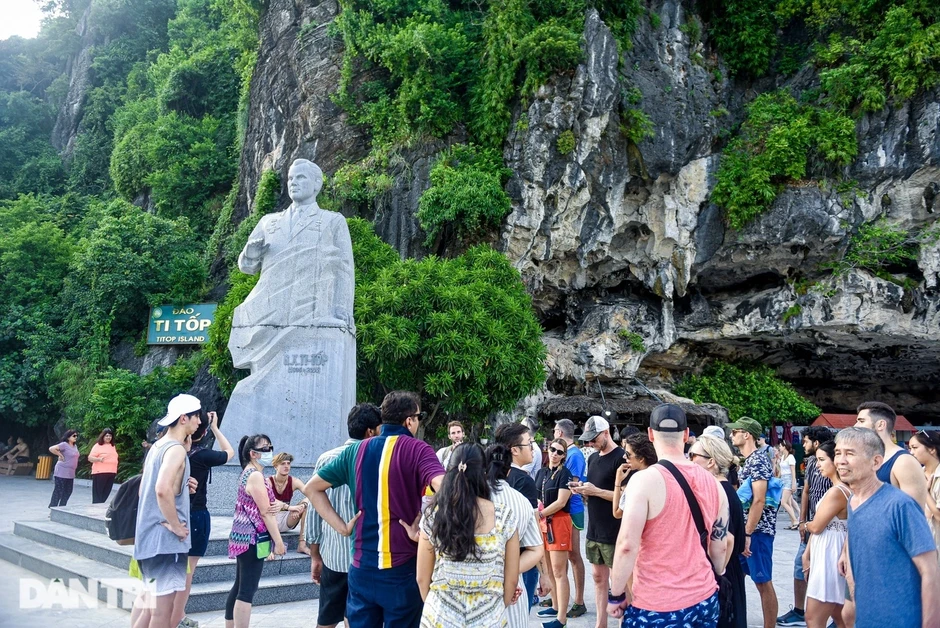 Điều gì giúp Quảng Ninh thành "nam châm" hút hàng vạn du khách? Điều gì giúp Quảng Ninh thành "nam châm" hút hàng vạn du khách?