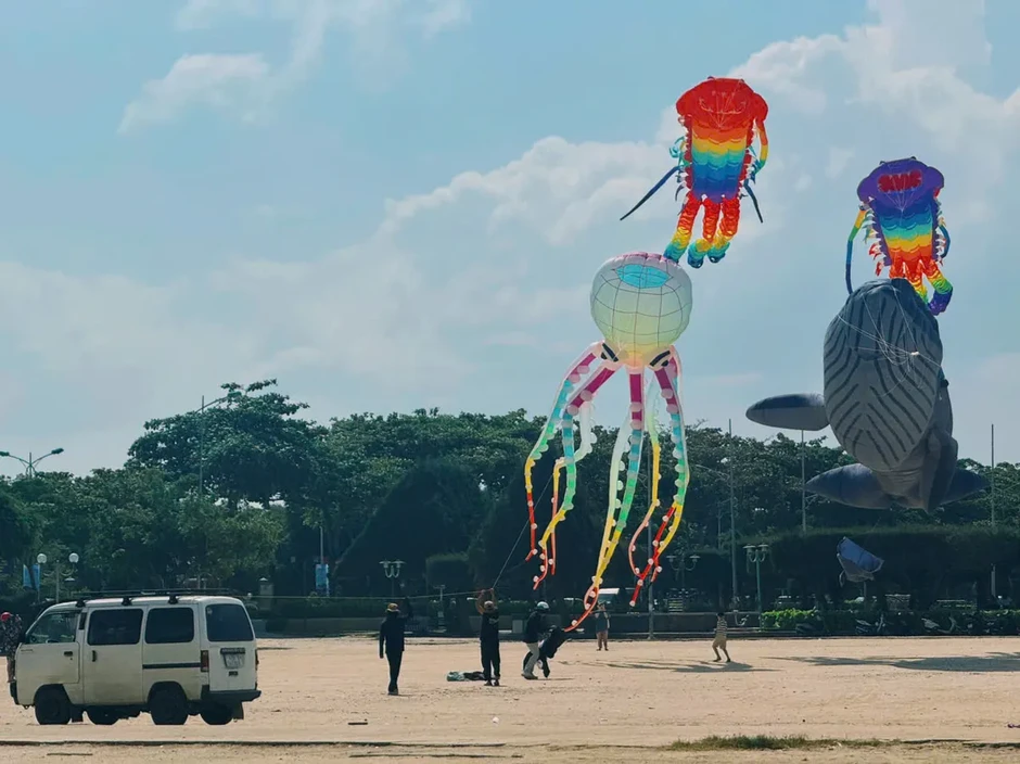 Diều khổng lồ rực rỡ bầu trời Nha Trang trong mùa Festival Biển Diều khổng lồ rực rỡ bầu trời Nha Trang trong mùa Festival Biển