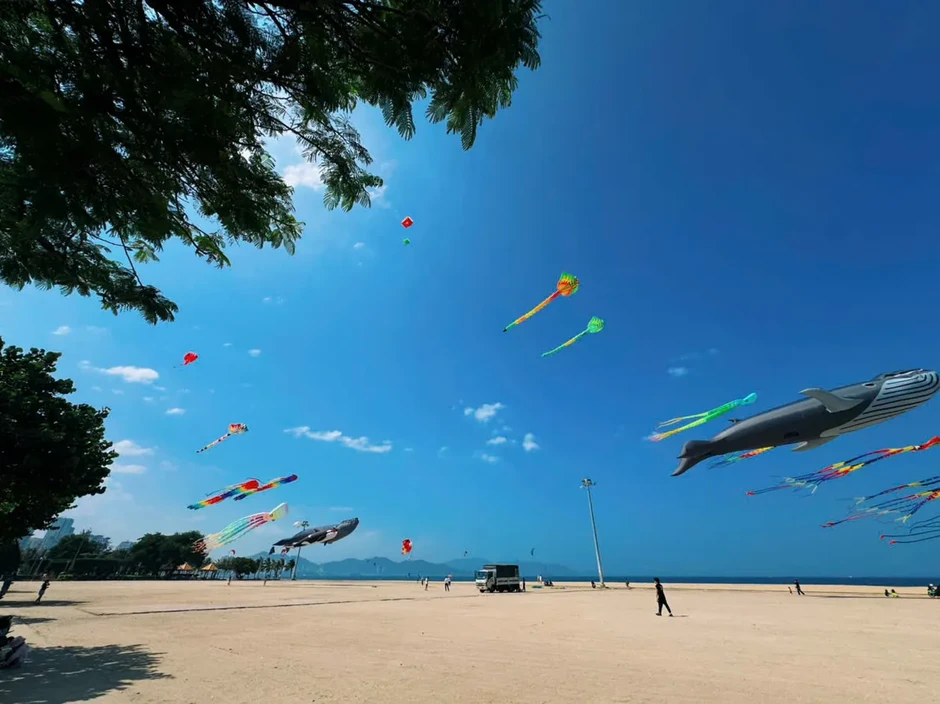 Diều khổng lồ rực rỡ bầu trời Nha Trang trong mùa Festival Biển Diều khổng lồ rực rỡ bầu trời Nha Trang trong mùa Festival Biển