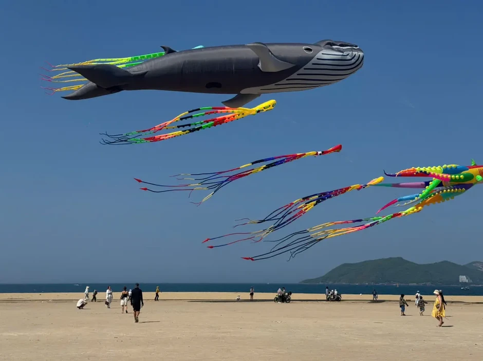 Diều khổng lồ rực rỡ bầu trời Nha Trang trong mùa Festival Biển Diều khổng lồ rực rỡ bầu trời Nha Trang trong mùa Festival Biển