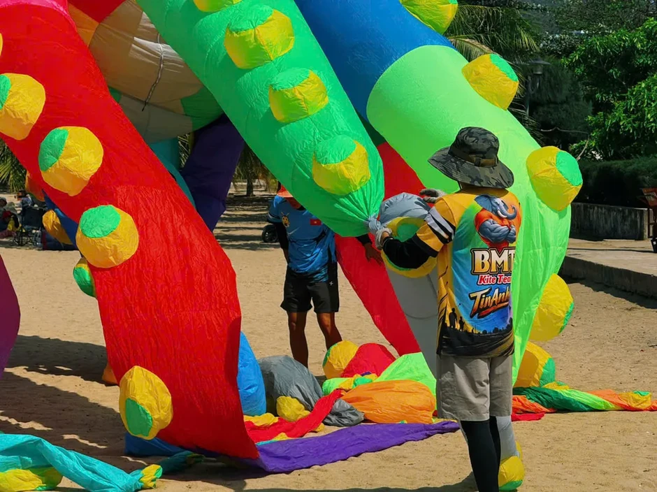 Diều khổng lồ rực rỡ bầu trời Nha Trang trong mùa Festival Biển Diều khổng lồ rực rỡ bầu trời Nha Trang trong mùa Festival Biển