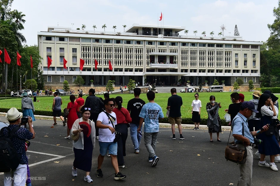 Dinh Độc Lập gây tranh luận vì thu phí chụp ảnh lên đến 10 triệu đồng Dinh Độc Lập gây tranh luận vì thu phí chụp ảnh lên đến 10 triệu đồng
