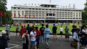 Dinh Độc Lập gây tranh luận vì thu phí chụp ảnh lên đến 10 triệu đồng