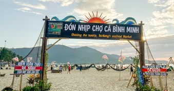 Đón bình minh trên làng chài Mân Thái