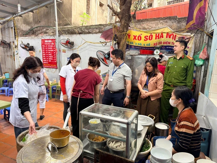 Đóng cửa quán bún riêu Hà Nội bị khách Trung Quốc phản ánh 'vệ sinh chưa tốt'