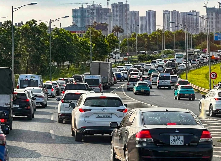Dòng người ùn ùn đổ về các điểm du lịch quanh Hà Nội, cao tốc phía nam tắc dài từ sáng sớm Dòng người ùn ùn đổ về các điểm du lịch quanh Hà Nội, cao tốc phía nam tắc dài từ sáng sớm