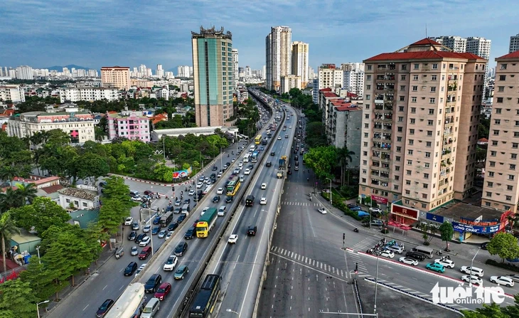 Dòng người ùn ùn đổ về các điểm du lịch quanh Hà Nội, cao tốc phía nam tắc dài từ sáng sớm Dòng người ùn ùn đổ về các điểm du lịch quanh Hà Nội, cao tốc phía nam tắc dài từ sáng sớm