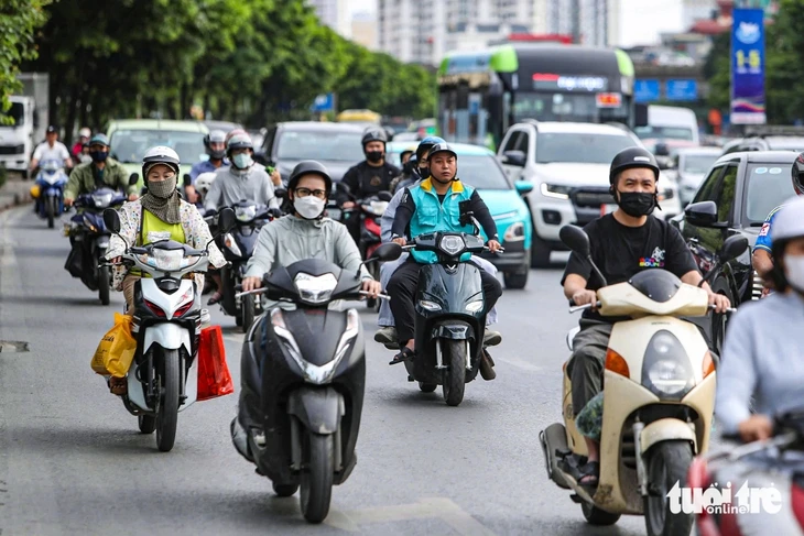Dòng người ùn ùn đổ về các điểm du lịch quanh Hà Nội, cao tốc phía nam tắc dài từ sáng sớm Dòng người ùn ùn đổ về các điểm du lịch quanh Hà Nội, cao tốc phía nam tắc dài từ sáng sớm