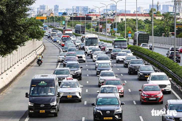 Dòng người ùn ùn đổ về các điểm du lịch quanh Hà Nội, cao tốc phía nam tắc dài từ sáng sớm Dòng người ùn ùn đổ về các điểm du lịch quanh Hà Nội, cao tốc phía nam tắc dài từ sáng sớm