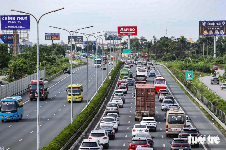 Dòng người ùn ùn đổ về các điểm du lịch quanh Hà Nội, cao tốc phía nam tắc dài từ sáng sớm Dòng người ùn ùn đổ về các điểm du lịch quanh Hà Nội, cao tốc phía nam tắc dài từ sáng sớm