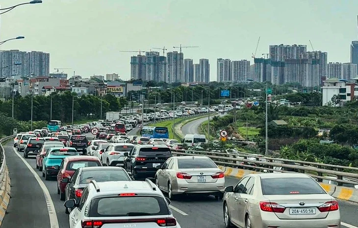 Dòng người ùn ùn đổ về các điểm du lịch quanh Hà Nội, cao tốc phía nam tắc dài từ sáng sớm Dòng người ùn ùn đổ về các điểm du lịch quanh Hà Nội, cao tốc phía nam tắc dài từ sáng sớm