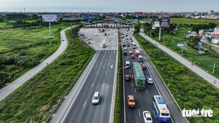 Dòng người ùn ùn đổ về các điểm du lịch quanh Hà Nội, cao tốc phía nam tắc dài từ sáng sớm Dòng người ùn ùn đổ về các điểm du lịch quanh Hà Nội, cao tốc phía nam tắc dài từ sáng sớm