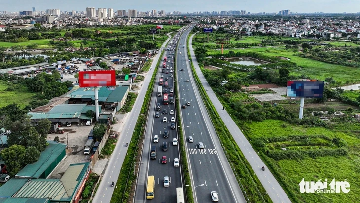 Dòng người ùn ùn đổ về các điểm du lịch quanh Hà Nội, cao tốc phía nam tắc dài từ sáng sớm Dòng người ùn ùn đổ về các điểm du lịch quanh Hà Nội, cao tốc phía nam tắc dài từ sáng sớm