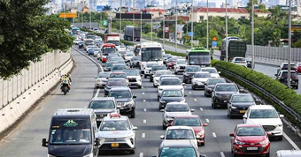 Dòng người ùn ùn đổ về các điểm du lịch quanh Hà Nội, cao tốc phía nam tắc dài từ sáng sớm
