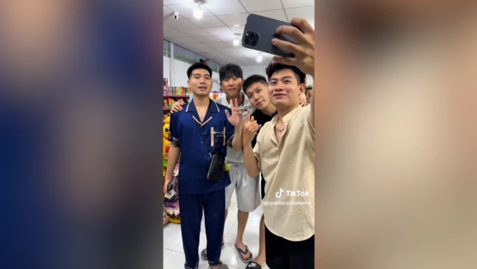 Du khách Hàn trả ơn cô gái Việt sau hai năm gặp nạn ở Đà Nẵng Du khách Hàn trả ơn cô gái Việt sau hai năm gặp nạn ở Đà Nẵng