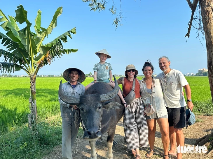 Du khách hào hứng trải nghiệm cưỡi trâu, chụp ảnh giữa đồng lúa ở Hội An Du khách hào hứng trải nghiệm cưỡi trâu, chụp ảnh giữa đồng lúa ở Hội An