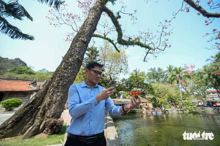 Du khách mê mẩn sắc đỏ hoa gạo khi ghé thăm Hà Nội tháng 3 Du khách mê mẩn sắc đỏ hoa gạo khi ghé thăm Hà Nội tháng 3