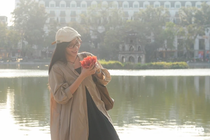 Du khách mê mẩn sắc đỏ hoa gạo khi ghé thăm Hà Nội tháng 3 Du khách mê mẩn sắc đỏ hoa gạo khi ghé thăm Hà Nội tháng 3