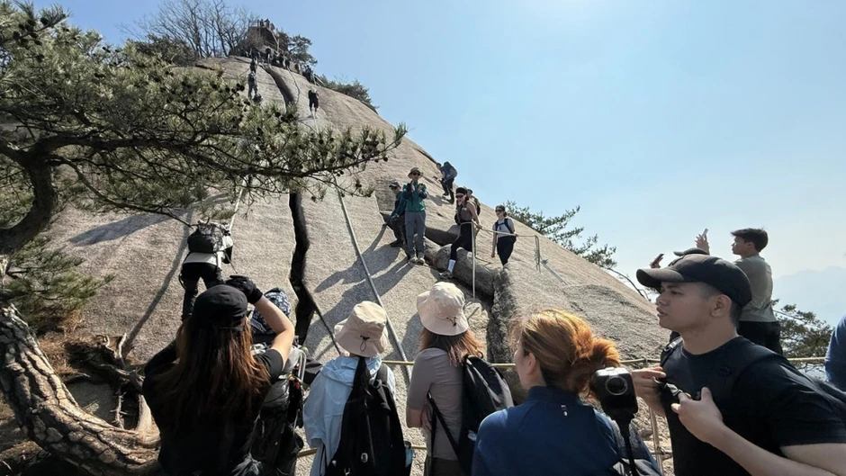 Du khách nước ngoài đổ xô đến các ngọn núi ở Seoul, Hàn Quốc Du khách nước ngoài đổ xô đến các ngọn núi ở Seoul, Hàn Quốc