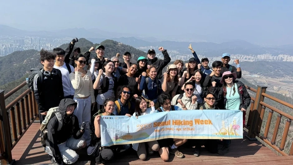 Du khách nước ngoài đổ xô đến các ngọn núi ở Seoul, Hàn Quốc Du khách nước ngoài đổ xô đến các ngọn núi ở Seoul, Hàn Quốc