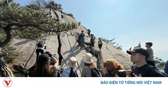 Du khách nước ngoài đổ xô đến các ngọn núi ở Seoul, Hàn Quốc