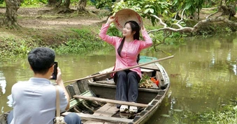 Du khách “quên lối về” khi lạc vào vườn nhãn cổ thụ ở Cần Thơ