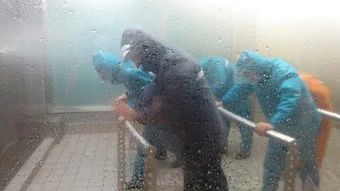 Du khách tại Trung Quốc chi tiền để đón bão, lũ