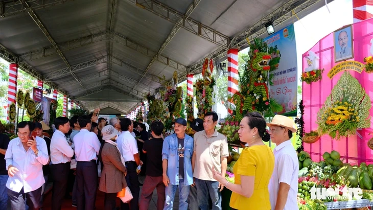 Du khách thích thú check-in với rồng cao 2,5m tạo hình từ trái cây Đồng Tháp Du khách thích thú check-in với rồng cao 2,5m tạo hình từ trái cây Đồng Tháp