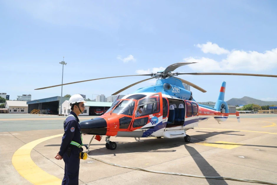 Du khách thích thú trải nghiệm trực thăng ngắm TP Hồ Chí Minh từ trên cao Du khách thích thú trải nghiệm trực thăng ngắm TP Hồ Chí Minh từ trên cao