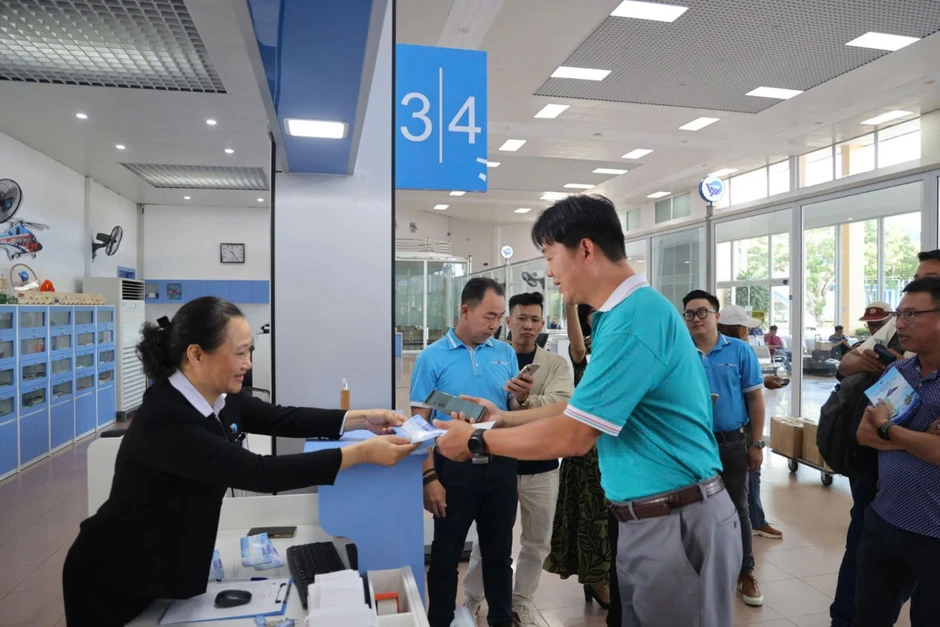 Du khách thích thú trải nghiệm trực thăng ngắm TP Hồ Chí Minh từ trên cao Du khách thích thú trải nghiệm trực thăng ngắm TP Hồ Chí Minh từ trên cao