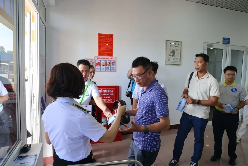 Du khách thích thú trải nghiệm trực thăng ngắm TP Hồ Chí Minh từ trên cao Du khách thích thú trải nghiệm trực thăng ngắm TP Hồ Chí Minh từ trên cao