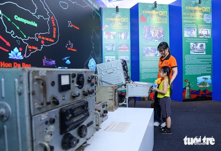 Du khách thích thú xem UAV, chơi giải mã vụ án tại triển lãm '80 năm An ninh nhân dân' Du khách thích thú xem UAV, chơi giải mã vụ án tại triển lãm '80 năm An ninh nhân dân'